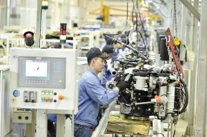 AG尊龙平台动力装配车间。 记者王俊星摄